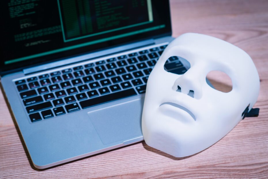 AI telah menjadi alat yang sangat efektif dalam deteksi penipuan karena kemampuannya untuk memproses dan menganalisis data dalam jumlah besar dengan cepat.