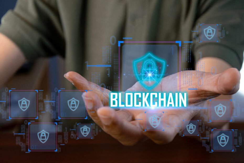 Blockchain adalah buku besar digital yang terdesentralisasi dan tersebar di berbagai komputer di seluruh dunia.